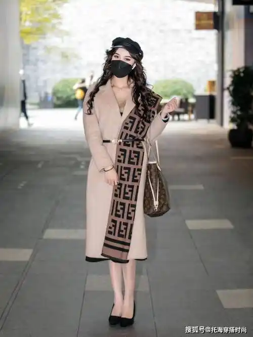 瞧,穿大衣的成都女生真美!她们的花式"大衣街拍",越看越高级