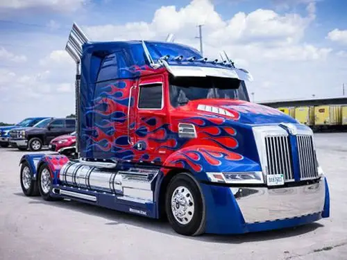 擎天柱也是从第一部到第五部一直存在的角色,前三部车型为彼得比尔特