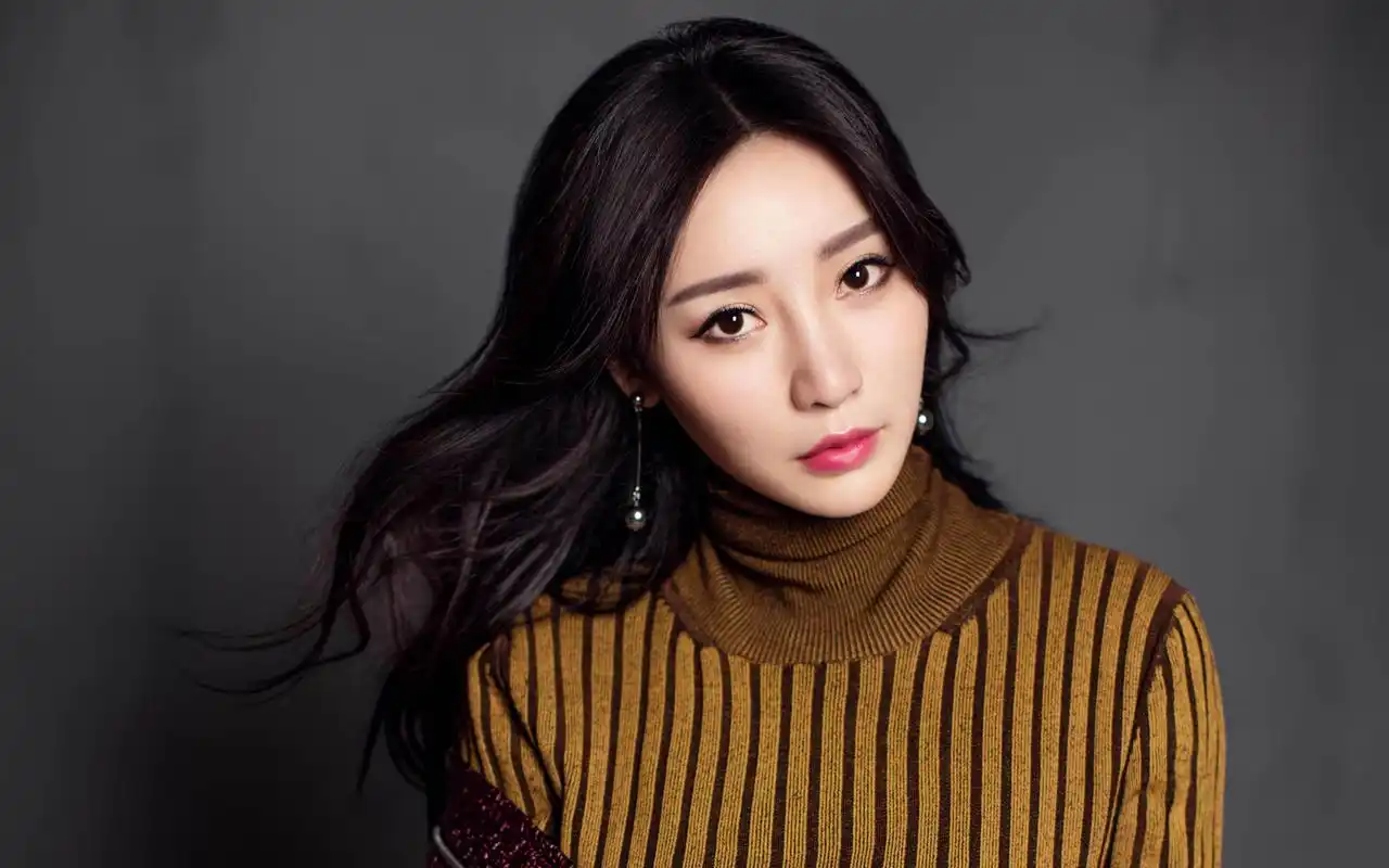 首页 桌面壁纸 大陆明星 美女柳岩时尚唯美写真图片桌面壁纸 2560