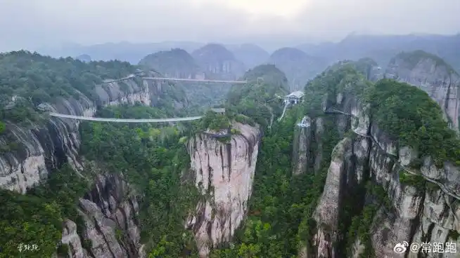 下…"李白《梦游天姥吟留别》说的地点,据说学界更倾向于台州神仙居