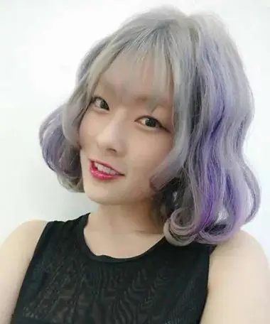 呢~女生头发染什么色好看图片详解,怎么做好看的染发,紫罗兰挑染头发