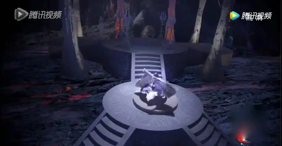 在《花千骨》中,杀阡陌的七杀殿看起来阴森森的,脚下四处都是不起眼的