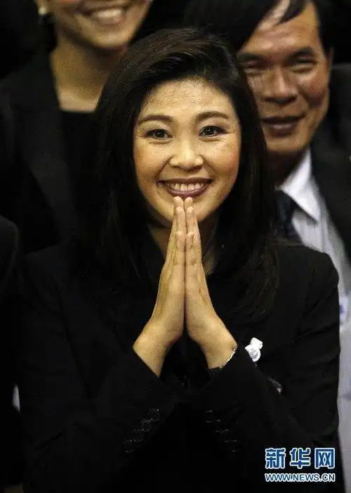 【泰国女总理英拉简历】 泰国前女总统简历_现泰国女总统年轻照片