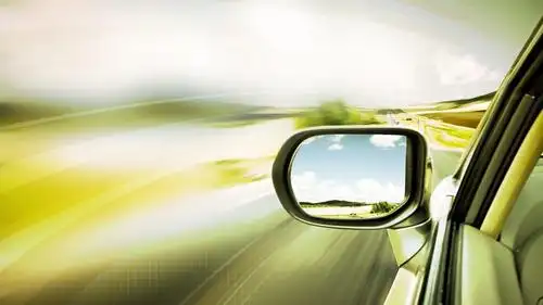 飞速行驶中的汽车壁纸图片