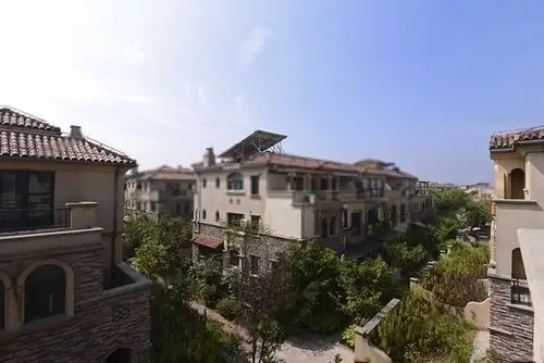 绿地香颂联排别墅,配套完善,没装修过,345万送车库