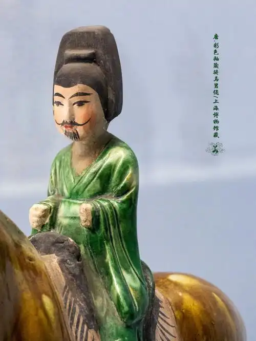 唐代的文物彩色釉陶骑马男俑
