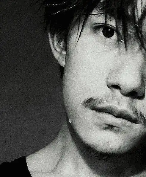 易烊千玺不修边幅胡子邋遢引来网友激烈讨论