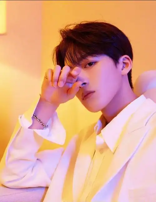 何洛洛玫瑰少年大片##何洛洛白色西装