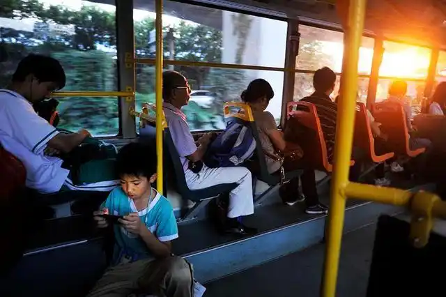 2013年11月8日,广东省广州市一辆公交车上,一位小学生坐在车内地板上