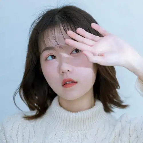 托腮少女张橙子