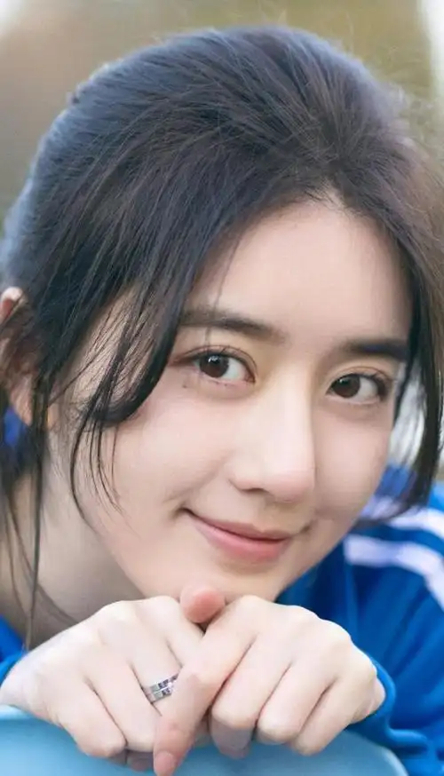 李凯馨扮漂亮小公主和清纯学生妹,哪个造型更美?