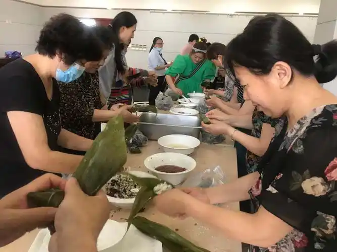 浦发银行菏泽分行举行"粽请端午,温馨共享"包粽子活动
