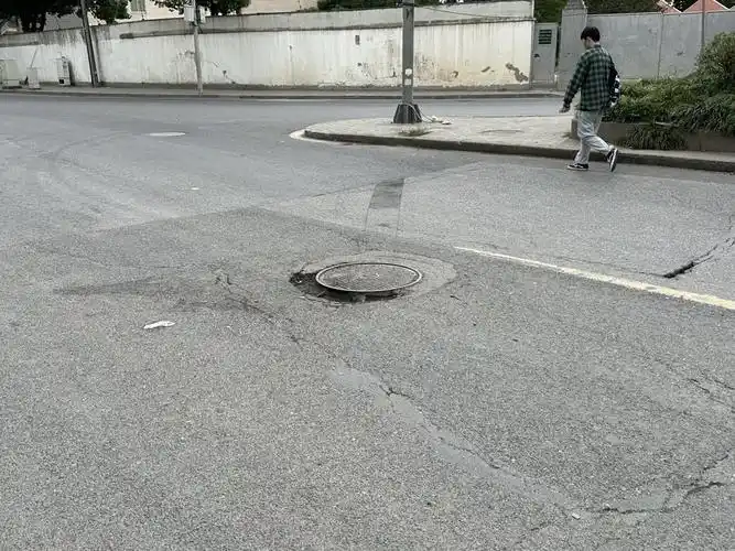 多处窨井盖已破损,路面开裂.