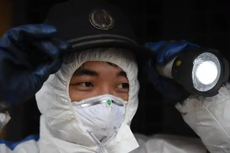 中国新闻奖新闻摄影参评作品钢花飞溅火龙成就游子归家的路