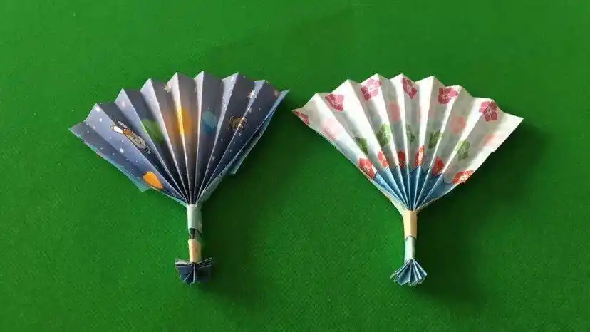 炎炎夏日,闷热无比,折一把扇子扇一扇,凉爽极了!