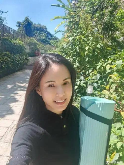 57岁李若彤晒照大方秀素颜穿健身服不施粉黛我和春天有个约会去赴约啦