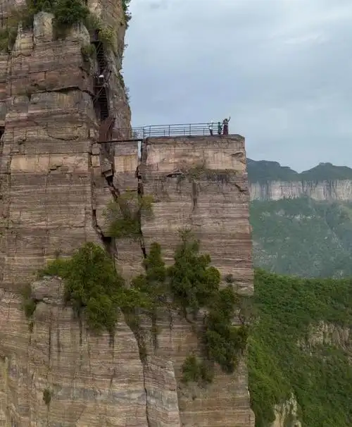 回龙天界山景区位于河南省新乡市西北50公里,辉县市上八里西北部的