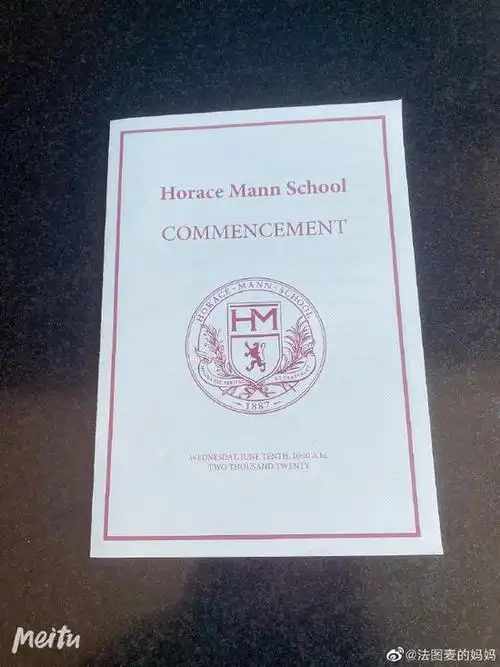 哈文庆祝女儿高中毕业骄傲晒毕业证与学校礼物