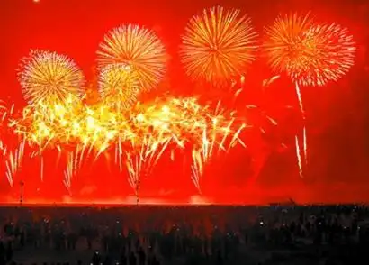 六千枚礼花绽放金山城市沙滩(图)