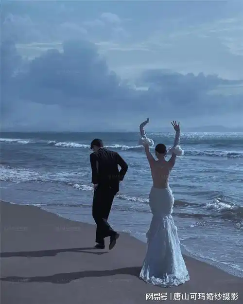 把海边的浪漫卷入镜头61电影感婚纱照