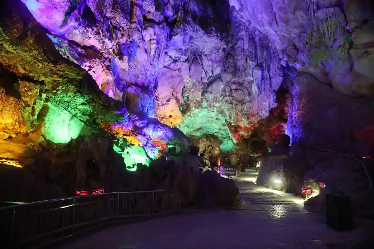 桂林:《冠岩 》游