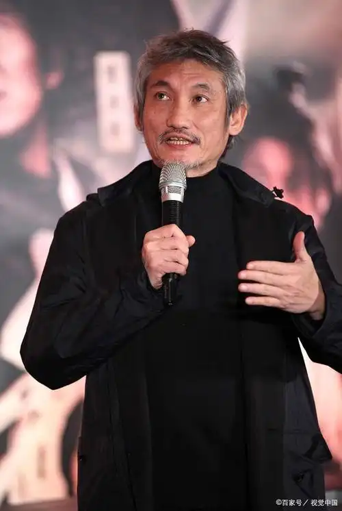 元华移居国外享受天伦之乐,70岁的他白发苍苍却精神矍铄