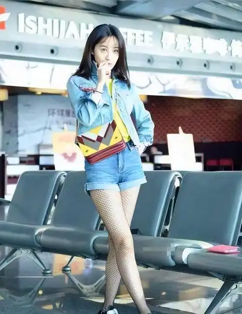 火柴盒牛仔短裤搭配渔网丝袜李菲儿再现迷人啃手动作