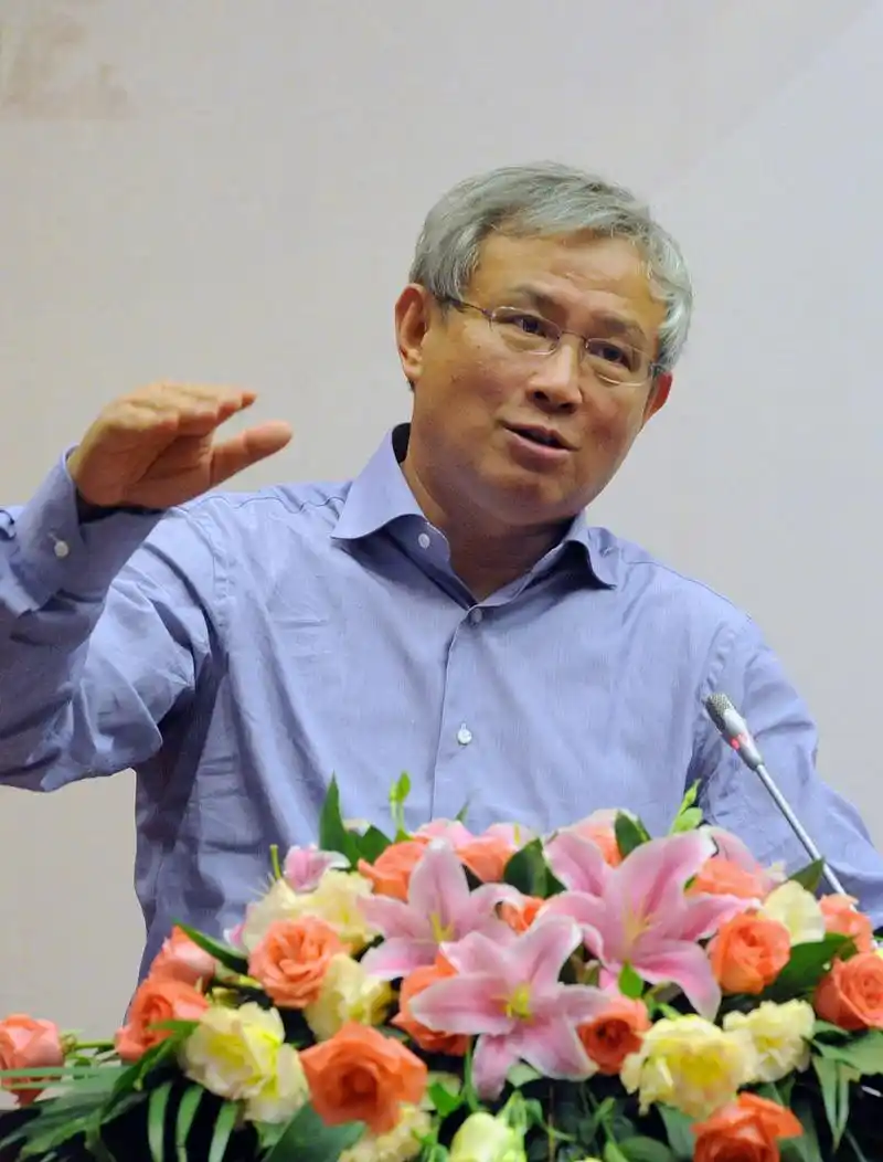 对于了解王德峰的人来说,他的吸烟习惯是众所周知的.