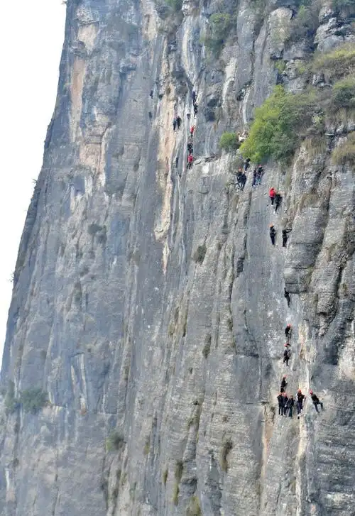 绝壁攀岩 乐享假期-楚雄师范学院学生工作部