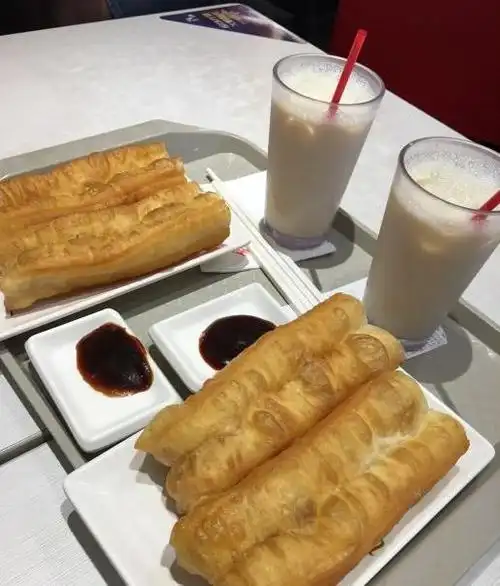 周末悠闲早晨,享受豆浆油条的美好时光