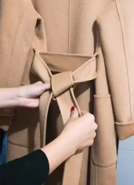 再发一遍钻石扣,大衣背面一定要这样系小助手