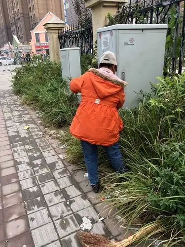 每天打扫卫生的阿姨都会为了我们随手丢的垃圾忙碌好久,我们