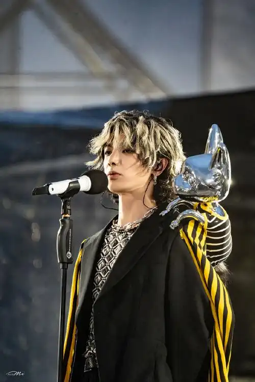 华晨宇yu继续带着perper一起回火星愿你在火星一直感受到被满满的爱意