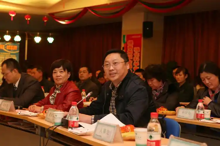 副院长董辉军主持交流会团委书记高敏介绍医院青年工作情况青年代表