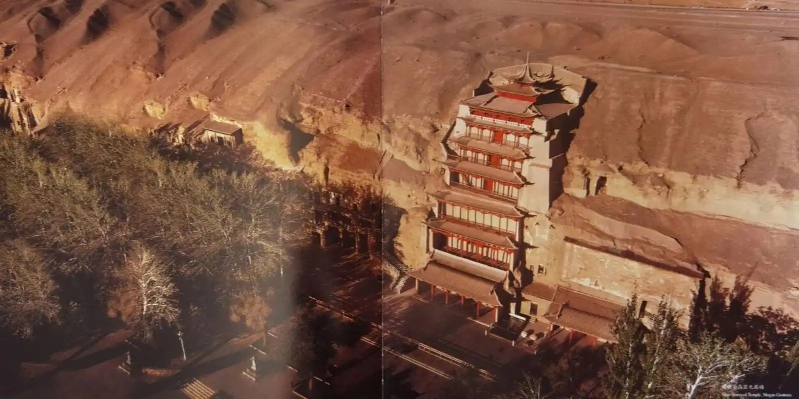 从远处观看,是一座雄伟壮观的九层楼阁,俗称九层楼,它是莫高窟最大的