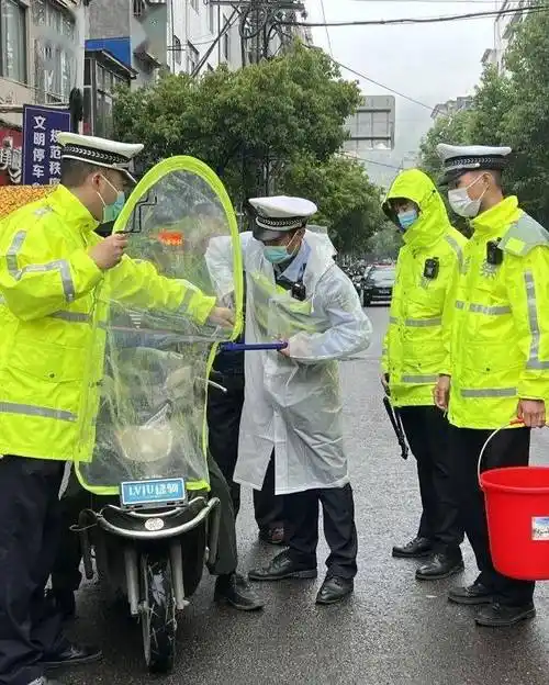 【暖心】寿宁交警人性化执法开展"拆雨棚,送雨衣"行动_遮雨棚_驾驶员