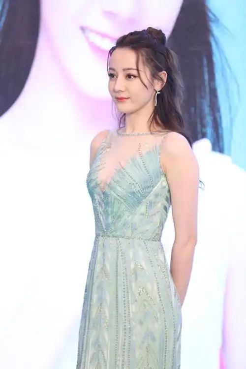 热巴穿深v长裙勾勒完美身形 甜美动人如同仙女下凡