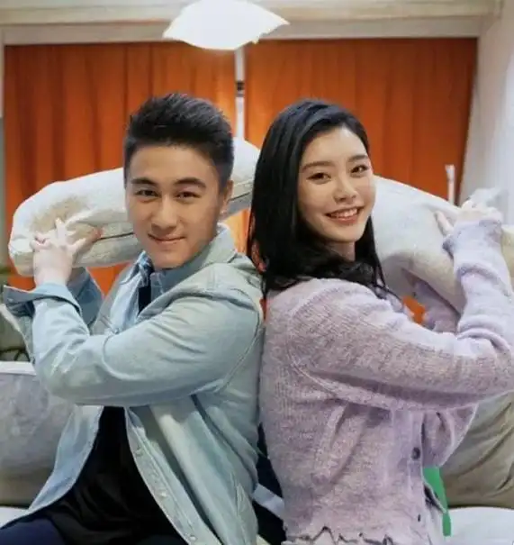 奚梦瑶二胎得女何猷君晒一家四口同框照小女儿粉雕玉琢超甜美