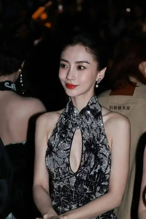 杨颖挂颈闪亮旗袍写真身材显露无疑