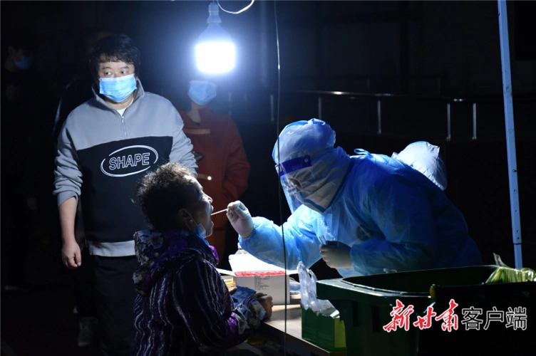 夜晚坚持工作的医护人员