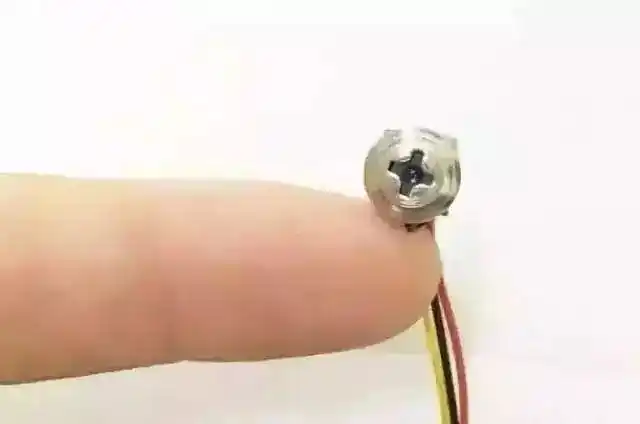 说是伪装成usb插头的针孔摄像头,不如说是做成usb插头形状的一款微型