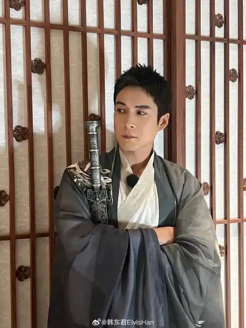韩东君抱剑姿势#韩东君抱剑姿势真的好帅呀,古装汉服造型少年感泼面