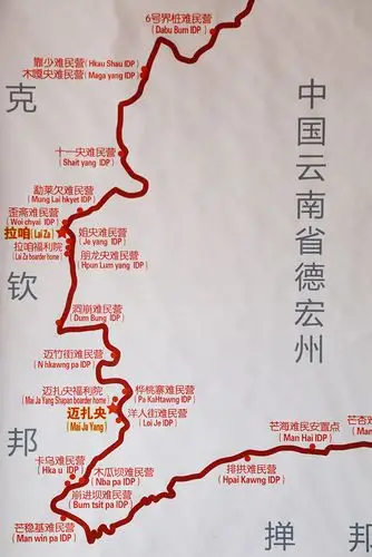 作品描述: 缅北难民营救助机构,在墙上挂了一张云南德宏州边境线的