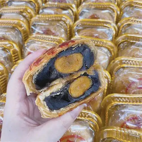 潮汕特产汕头朥饼乌豆沙蛋黄月饼