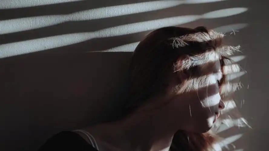 一个人伤心失落的心情图片