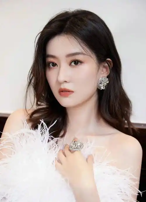 不过也有传乔欣已经离开童乐成立自己的工作室了,毕竟她是家境殷实的