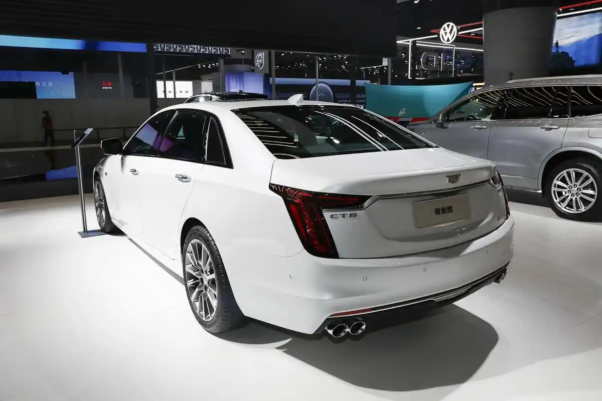 新款凯迪拉克ct6实车曝光!采用分体式大灯,搭载曲面双联屏