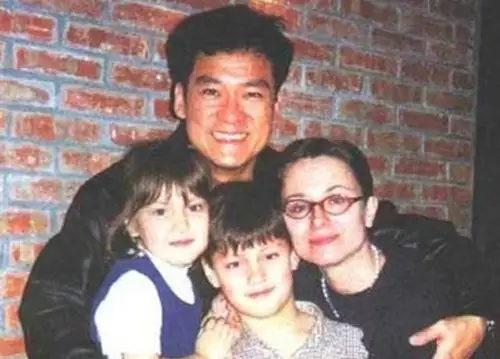 周华健29岁混血儿子近照曝光,留长发蓄胡子|周华健|康粹兰|周厚安