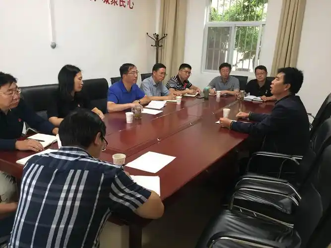 县委书记何健升到县信访局接待来访群众