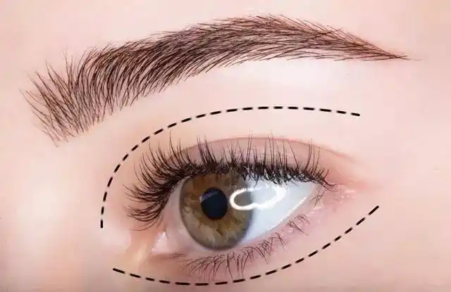 3. 在眼尾三角区域位置扫一层深色的眼影,制造倒影效果.